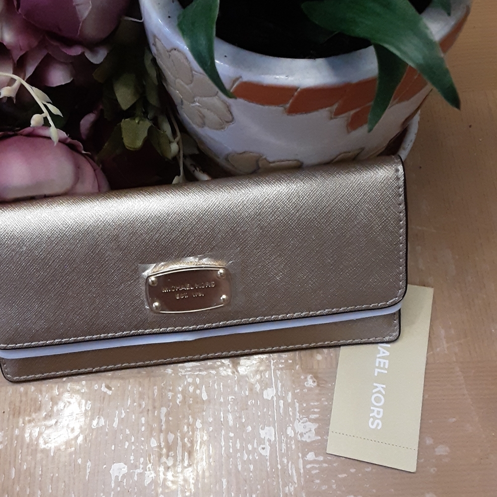 Really cute gold wallet,
